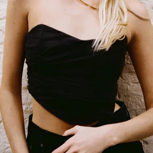 Korsett-topp i tyll från zara - Jättesnygg slutsåld korsett-topp i till från zara. Helt ny med lappen kvar. 