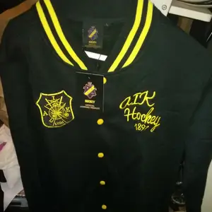 Nya college jackor för AIK älskaren. Finns i  strlk Large och XLarge