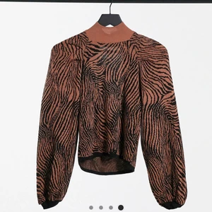 Mönstrad tröja - En stickad tröja i tunt material från ASOS. Tröjan har som man kan se på bild två en öppning i ryggen. Den är i väldigt bra skick, då den endast är använd ett fåtal gånger ❤️‍🔥