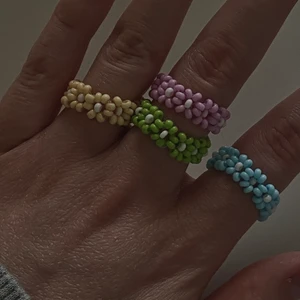 Ringar - ADELE ringar Handgjorda ringar med blommönster  1st 50kr 2 st 85kr 3 st 110kr 4st 145kr Frakt på 15kr tillkommer🥰 ONESIZE