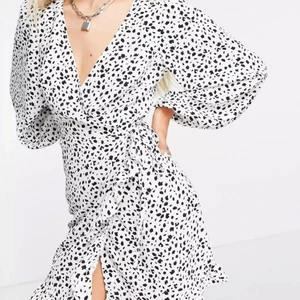 Klänning Strolek 38 - Superfin helt oanvänd klänning från ASOS storlek 38. Jag upplever den som liten därav är den ej använd 