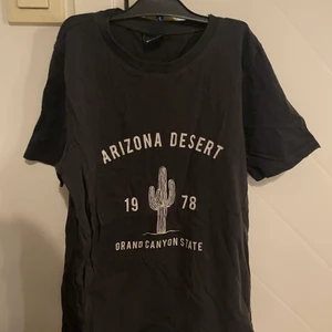 Tshirt med tryck - Mörkgrå/svart tshirt från gina tricot i storlek xxs men passar även xs, använd men i fint skick och inga defekter