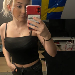 Ribbat linne från BikBok - Ett ribbat skimrande linne från BikBok i storlek S men med ganska långa axelband