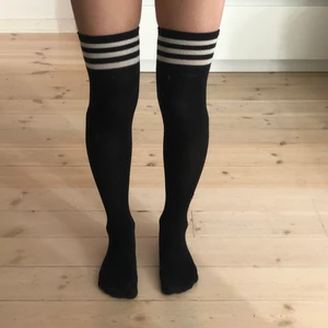 Knästrumpor - Svarta Overknee/thigh high strumpor med vita ränder, använda i ok skick