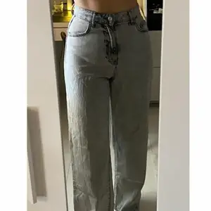 Raka gråa jeans från Bershka i storlek 38. Är i bra skick förutom lite skrapmärken på nederdelen på ett av byxbenen, men det är inget man tänker på.