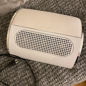 Bordsutsug  - Ett jätte bra bordsutsug till för naglar! Den är i ett mycket bra sick Andvänd en del men funkar som det ska. Med följer två dammpåsar. Köptes för 700 säljer för 270 med frakt inräknat i priset. Skriv privat vid frågor eller intresse💖 