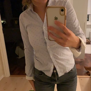 Skjorta - Jättefin skjorta med små blommor, tyvärr lite för liten för mig 