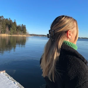 Hårklämmor - En svart mönstrad hårklämma i olika storlekar. Passar perfekt till olika hårtyper och räddar en dålig hårdag hur lätt som helst. Kommer i olika storlekar, Stor- 89 kr, Mellan 69 kr, Liten 49 kr. Frakt tillkommer, skriv för mer bilder. 