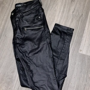 Skinnbyxor  - Oanvända, fejk skinnbyxor från 77th flea från Bubbleroom. 