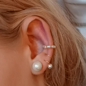 NYHET!! SB Earclimber 2 in 1 Pearl Gold - Simply Beautiful Earclimber 2 in 1 Pearl Gold är ett, egentillverkat smycke, perfekt för dig som vill få ett extra hål i örat utan att faktiskt ta det. Med sin anpassbara form och metall fri från både nickel och andra tungmetaller är den perfekt för alla. Kontakta gärna vid frågor och kom även ihåg att vid köp meddela om det är för höger eller vänster öra💖💖                1 för 79 kr eller 2 för 129 kr! Finns även i Silver!