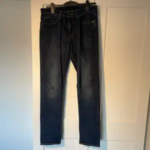 Snygga mörka Levis jeans i storlek W 34 L 34.