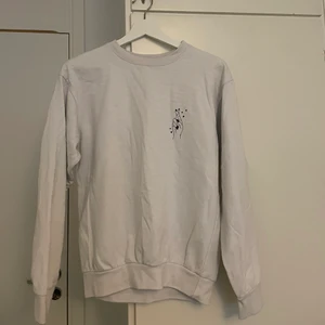 Vit tröja - Vit tröja med fingers crossed på, från boohoo. Storlek S. 