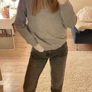 Mid waist jeans - Populära jeans från Gina tricot, passar mig som är 36-38 i jeans. Frakten ingår inte i priset🤍