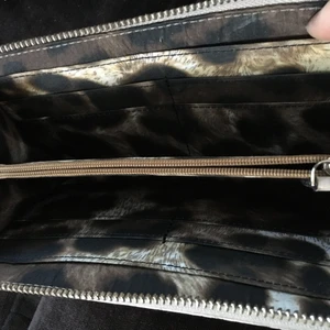 Karen millen plånbok.beige läder  - Karen millen beige läder plånbok. Mycket bra skick.många praktiska fack både med till korthållare 