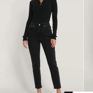 Svarta mom jeans från Nakd - Säljer ett par mom jeans i strl 34 pga fel storlek. (jag är 168cm) De är lite mindre i storleken och skulle passa någon som brukar ha strl 32. Jag köpte dem för 350kr och säljer för 175kr. Priser kan diskuteras och köparen står för frakten🖤