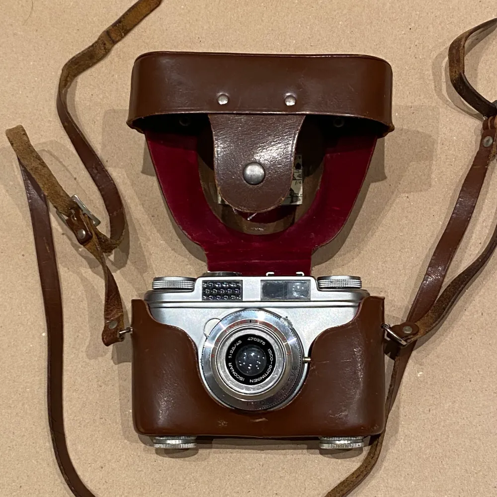 Analog kamera från 50-60 talet. I använt skicka, verkar funka som den ska men är inget proffs på kameror. Läder skalet är skadat (se bild nr 3) Be om fler bilder! . Accessoarer.
