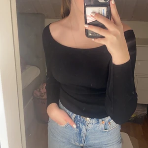 Svart tröja från H&M - Jättesnygg svart tröja från H&M i ett bra skick, den är i storlek S men hade nog passat XS och M också. Frakten ingår!! ☺️