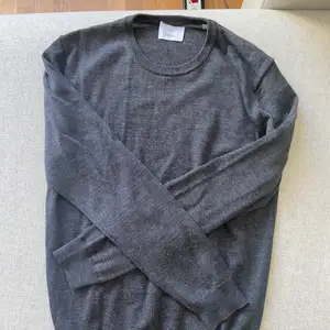 En basic grå tröja som är helt oanvänd. Skönt material. Storlek M. Hojta till för fler bilder