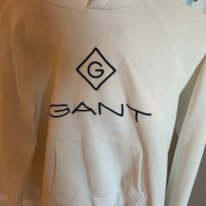 Säljer min vita Gant hoodie.                                     Skick 6/10, storlek: 176/S