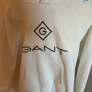 GANT hoodie - Säljer min vita Gant hoodie.                                     Skick 6/10, storlek: 176/S