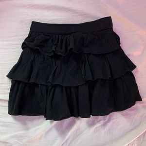 Svart volangkjol - Fin volangkjol ifrån shein, aldrig använd bara testad. Ganska kort, tvättas innan jag skickar