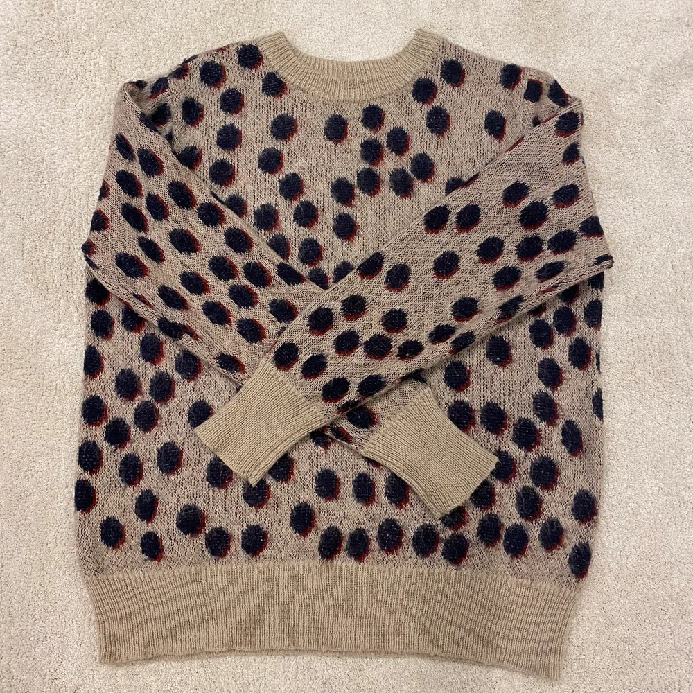 En stickad tröja i leopard mönster. Storlek L . Stickat.