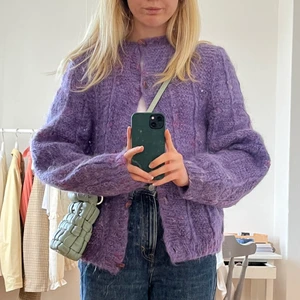 LILA STICKAD TRÖJA - Lila stickad Kofta / tröja 💜 köpt på en secondhand affär! (Obs kliar lite)