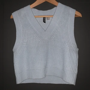 Stickad väst - Stickad väst från HM i en jättefin ljusblå färg. Aldrig använd
