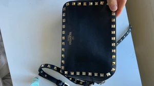 Valentino Camera bag - Säljer nu min svart Valentino väska i modellen camera bag. Skickar med Postnord spårbart och har budgivning från 4500 kr. Väskan går att köpa direkt för 4900 kr. Det är alltså samma väska som min annons tidigare men här är bilder på den. Jag köpte väskan i Januari 2021 på Vestiaire med väskan medföljer en tygpåse som alltid medföljer och den röda lappen med information om väskan💕