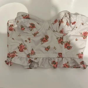 urban outfitters crop top - XS & är liten i storleken, använd 2-3 ggr. fri frakt