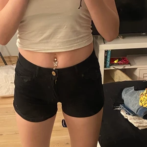 Svarta jeansshorts  - Ett par vanliga svarta jeansshorts med uppvikt kant nertill. Nästan helt oanvända och i väldigt bra skick. Dom är köpta på H&M