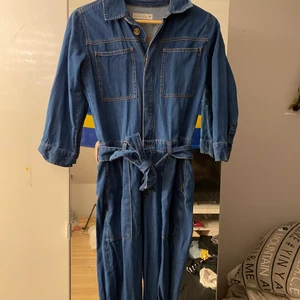 Jeansblå overall  - En jeansblå overall från H&M eller ginatricot. Den är kortare i armarna men bekväm att ha på sig. Har använt några få gånger så är i bra skick