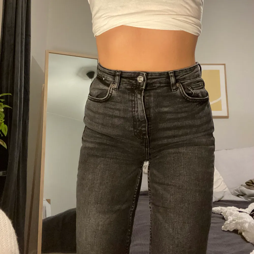 Ett par jeans från zara, använda två gånger men för stora för mig! 🖤 i storlek 36 och frakten ingår! . Jeans & Byxor.