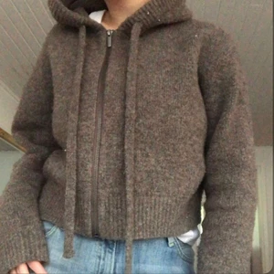 Stickad hoodie  - Säljer denna populära stickade hoodie från Zara i storlek XS. Första bilden är lånad. Skulle säga att den passar mellan XS-M då den är lite oversized. Fint skick. Köparen står för frakten. EJ SÅLD! Kontakta mig privat!