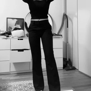 Midwaist kostymbyxor   - Svarta midwaist kostymbyxor från Bikbok. Passar storlek 34 & 32 💗