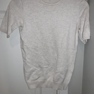 Stickad t shirt - Stickad t-shit från hm. Köpt för ca 150kr, säljer för 55kr. Köparen står för frakt, men kan även mötas i stockholm❤️