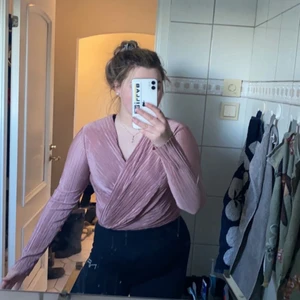 Body från Gina tricot  - Rosa body från Gina tricot storlek L