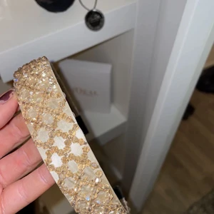 Glittrigt diadem - Glittrigt diadem från Åhléns, i mycket bra skick, använd få gånger😊ny pris:199kr