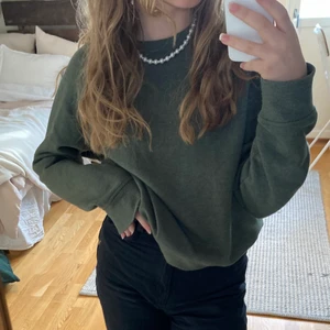 Finfin grön sweatshirt💚💚 - Detta är en superskön grön sweatshirt med mjukistyg inuti! Den är hur fin som helst och är bara använd ett fåtal gånger då jag har många! Om du är intresserad eller har någon fråga äre bara att skriva❣️❣️🥰 Köparen står för frakt❤️