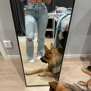 Raka jeans - Raka jeans med hål på knäna från zara i nytt skick då jag bara använt dessa två till tre gånger.