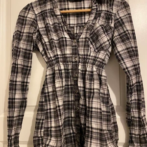 Rutig tröja - Super söt tröja köp på secondhand, men inte kommit till användning av mig. Storleken 36 men passar som xs/s❤️