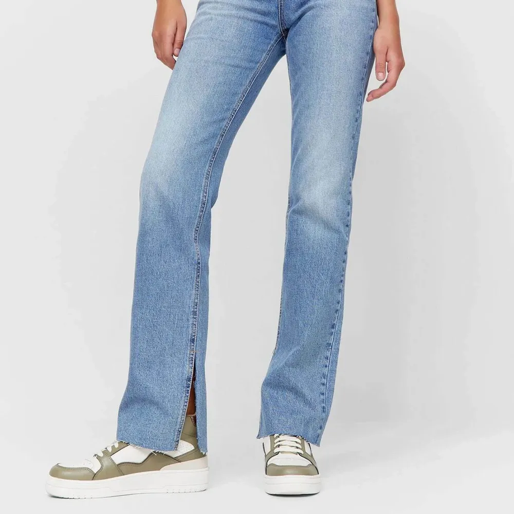 Skit snygga jeans med en fin slits från zalando i storlek 38 passar dessutom långa men går att klippa av säljer för 400kr💕💕 skriv vid frågor . Jeans & Byxor.