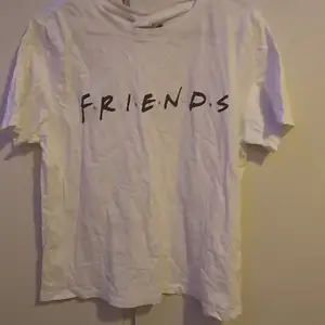 Vit Friends t-shirt helt nyskick användes bara en gång. Nypris 250.