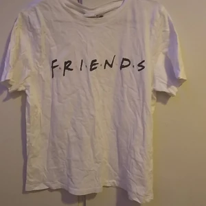 F.R.I.E.N.D.S t-shirt - Vit Friends t-shirt helt nyskick användes bara en gång. Nypris 250.