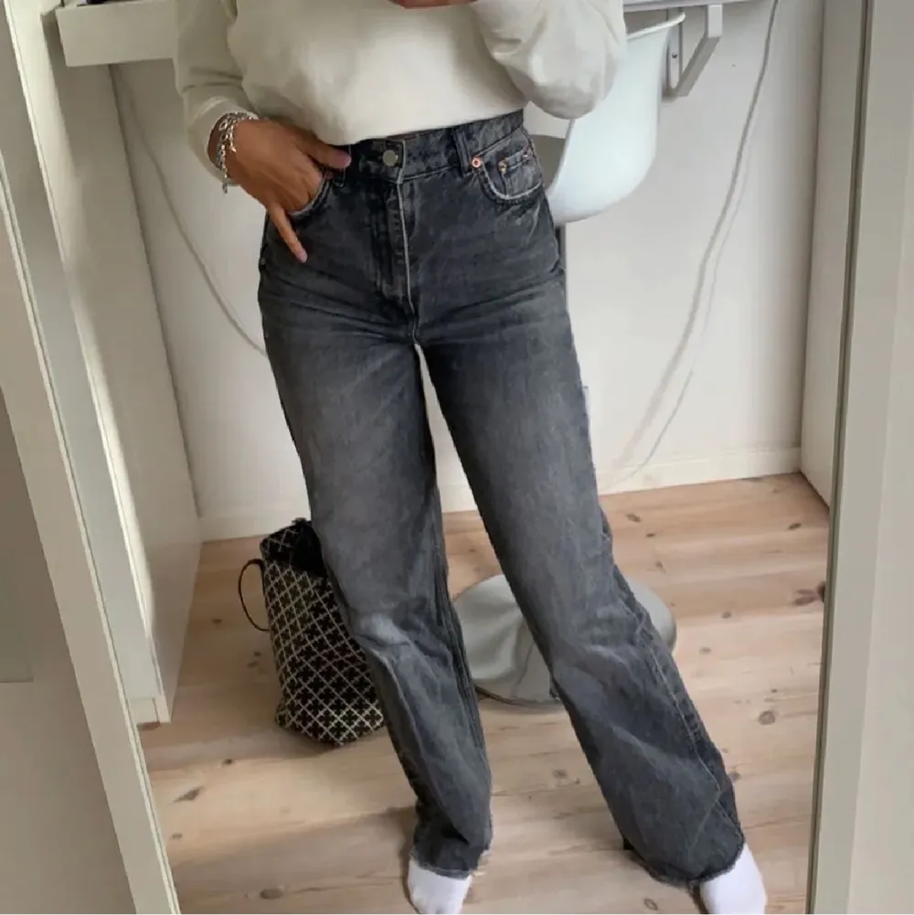 Säljer mina helt slutsålda grå/svarta jeans får Zara i storlek 36. Jätte snygga! Lånade bilder!! . Jeans & Byxor.