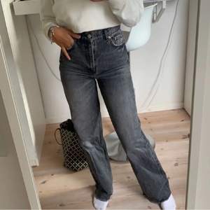 Säljer mina helt slutsålda grå/svarta jeans får Zara i storlek 36. Jätte snygga! Lånade bilder!! 