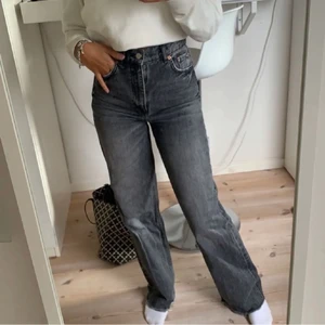 Gråa jeans zara  - Säljer mina helt slutsålda grå/svarta jeans får Zara i storlek 36. Jätte snygga! Lånade bilder!! 
