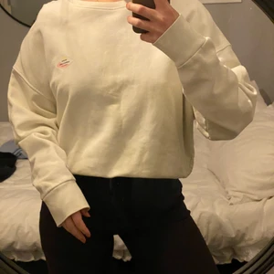 Mads Nørgaard Sweatshirt  - Jättefin gul Mads Nørgaard Sweatshirt🎀 Just denna är från en kollektion som bara gick att köpa i utvalda butiker, den finns därför inte längre kvar i varken butik eller på nätet. Verkligen passade färg nu till våren och har lite längre armar vilket jag personligen tycker gör hela tröjan! Nypriset var cirka 1300kr