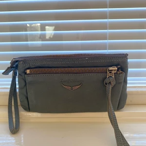 Fin Zadig väska💗 - Intresse koll på min Suuuuper fin väska från Zadig o Voltaire finns tyvärr inte en kedja till för degar lita mer som en plånbok/ handväska lägger ut pågrund av att den inte kommer till användning!💗 buda från 800 