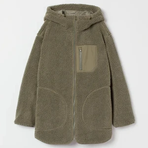 Pilejacka - Grön pilejacka från H&M. Använd endast 1 gång. Kan även skicka varan! Oversized modell sitter mer som en S/M